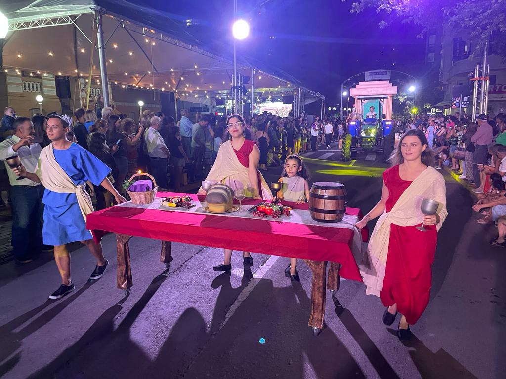 RDC TV faz transmissão exclusiva do Desfile de Carros Alegóricos do Bento em Vindima