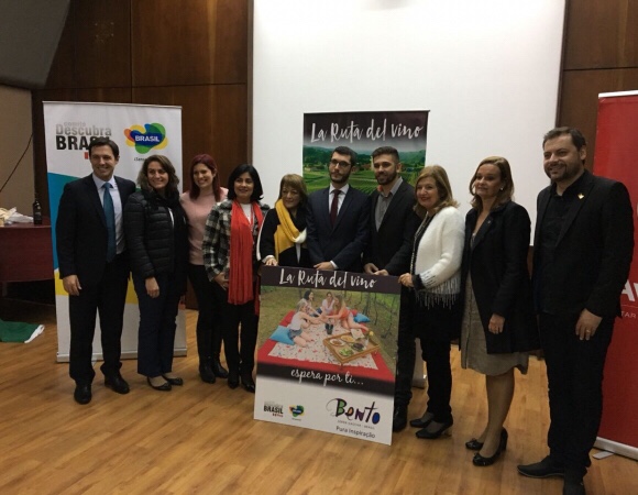 Secretaria de Turismo fecha parceria com empresas peruanas.